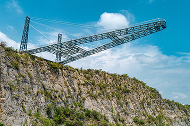 Largest cantilevered glass-bottomed skywalk