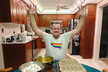 Most eggs cracked with one hand in one minute